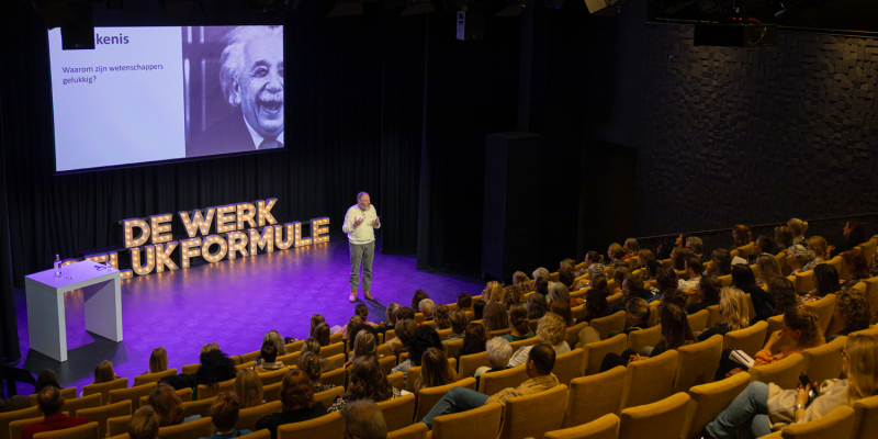 Spreker en publiek tijdens het congres De Werkgelukformule