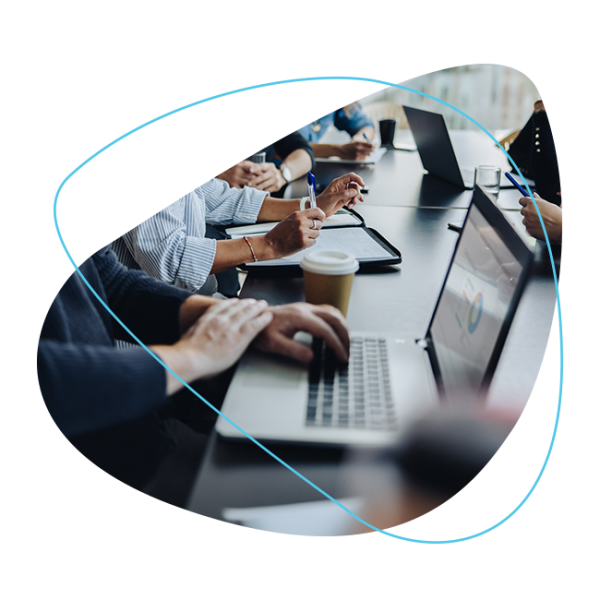 Medewerkers volgen e-learning AlleKansenbenut! achter laptop