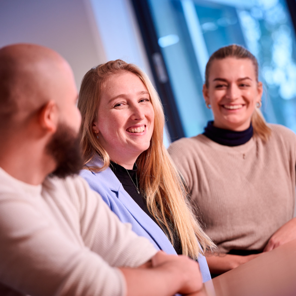 Collega's in jeugdzorg glimlachen