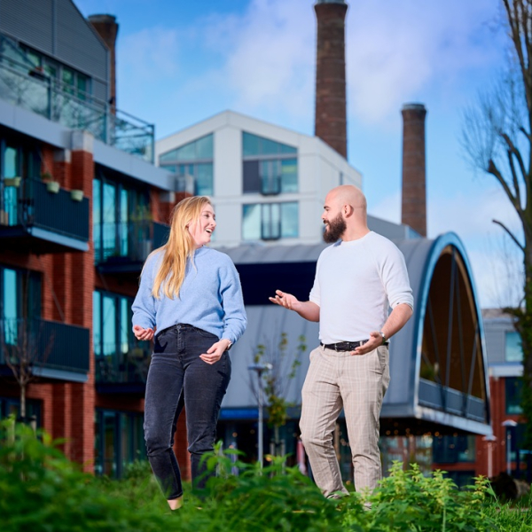 Collega's wandelen buiten