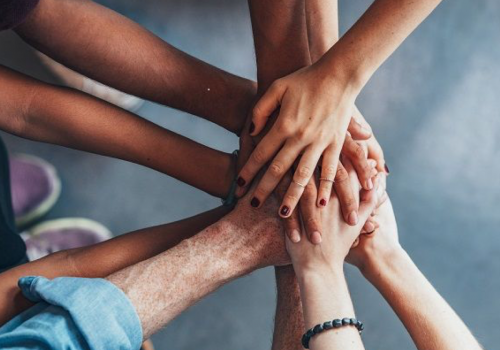 Handen grijpen in elkaar