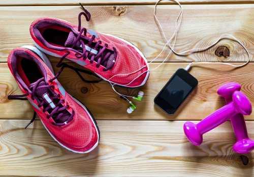 Sportschoenen, halters en telefoon met headphone