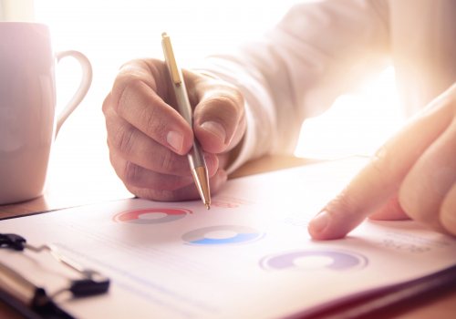 Medewerker analyseert onderzoeksrapport