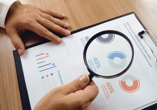 Medewerker bekijkt analyse met vergrootglas