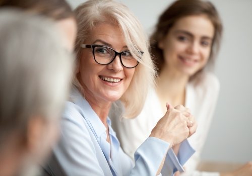 Vrouw in werkoverleg