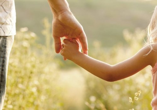 Ouder met kind aan de hand