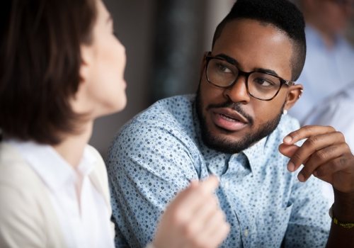 Twee professionals in gesprek over SKJ-registratie voor jeugdzorg