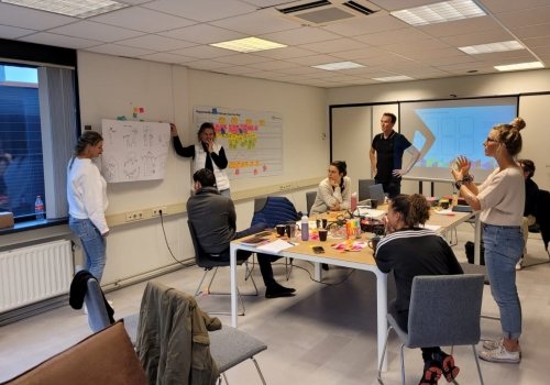 Medewerkers zijn bezig met een mappingsessie