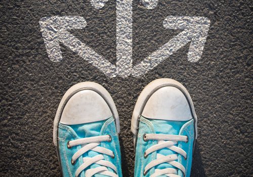 Sneakers voor pijlen die staan voor keuzes maken