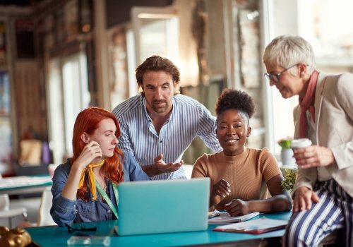 Collega's praten met elkaar over het Huis van Werkvermogen