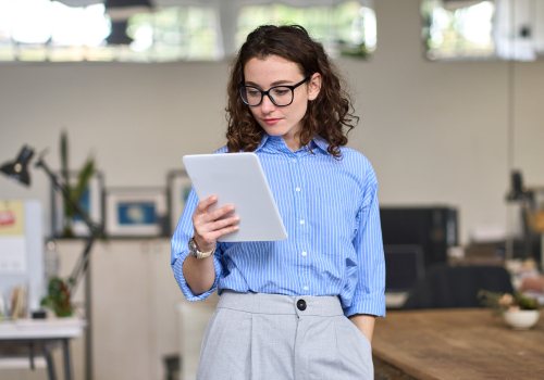 Functieboek jeugdzorg vrouw leest