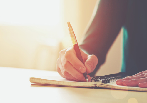 Medewerker ondertekent document