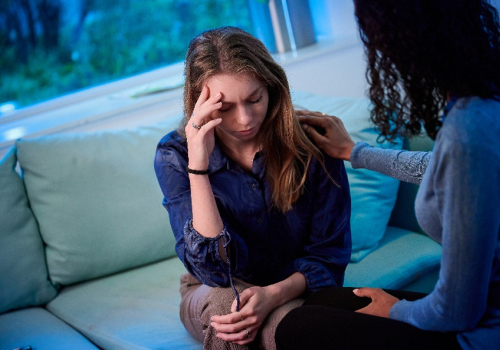 Vrouw praat met collega over hoge werkdruk