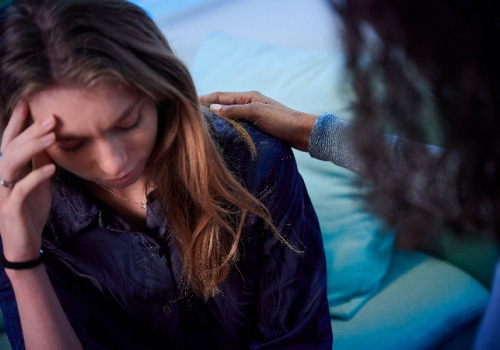 Vrouw wordt getroost door collega