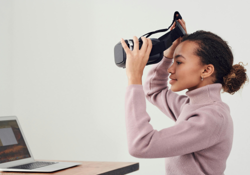 Vrouw achter laptop met vr-bril