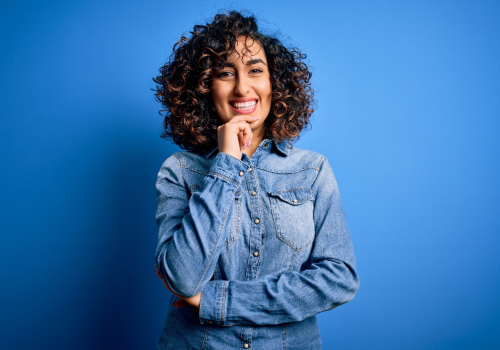 Portretfoto vrouw met kleuren voor blauwe muur