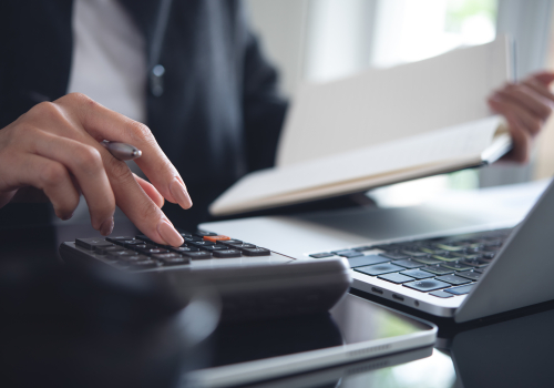 vrouw maakt berekeningen