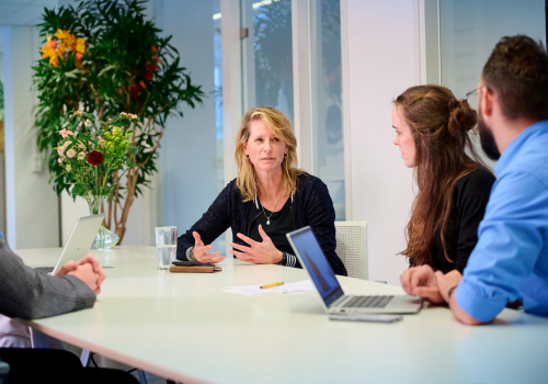 Deelnemers aan een training in jeugdzorg