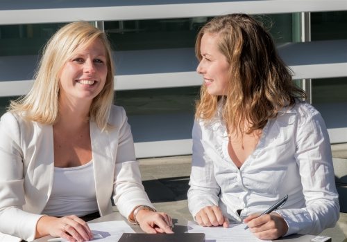 Twee jonge vrouwen zijn buiten aan het werk