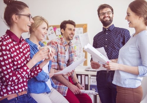 Groepje medewerkers drinkt koffie