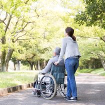Vrouw in rolstoel met haar dochter