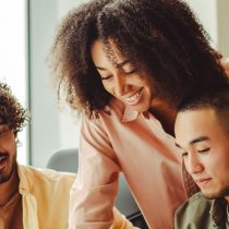 Vier collega's in jeugdzorg overleggen met elkaar