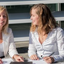 Twee jonge vrouwen zijn buiten aan het werk