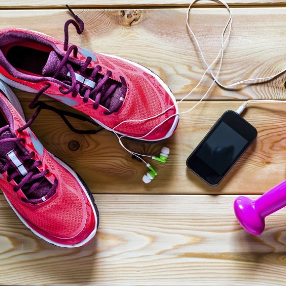 Sportschoenen, halters en telefoon met headphone