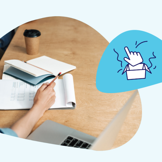 Vrouw bereidt aan bureau KNALdag voor