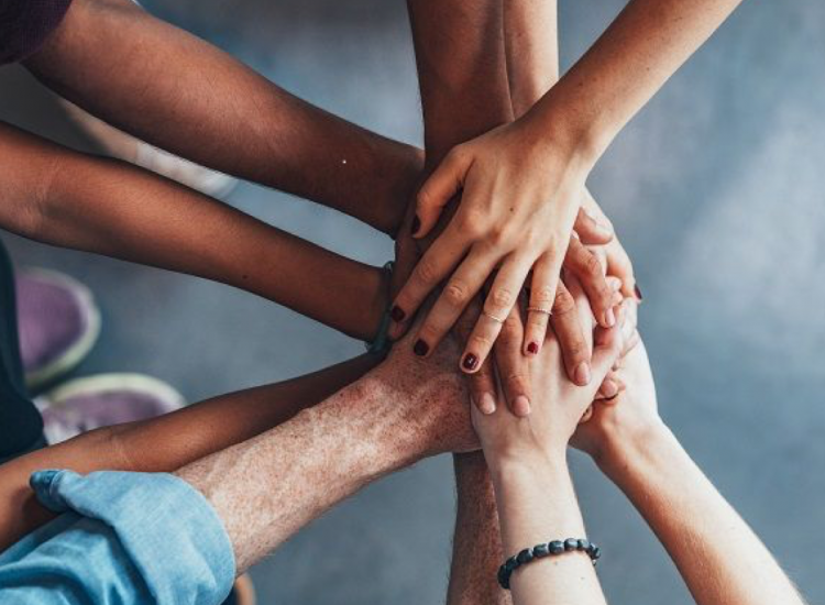 Handen grijpen in elkaar