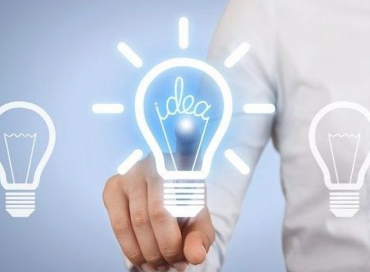 Persoon in wit overhemd wijst naar verlichte gloeilamp met 'idea', omringd door vier niet-verlichte lampen op blauwe achtergrond.