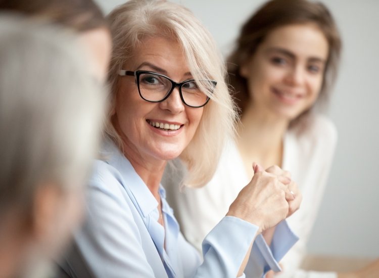 Vrouw in werkoverleg