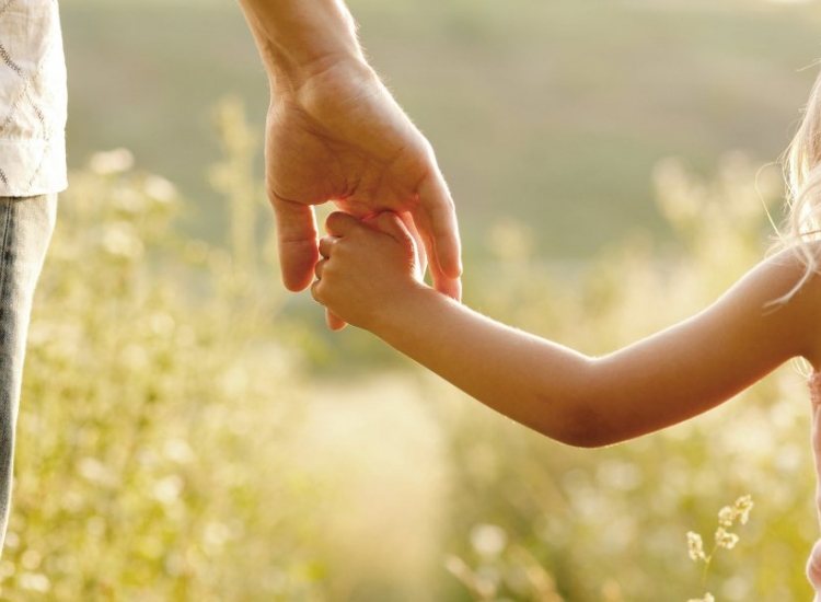 Ouder met kind aan de hand