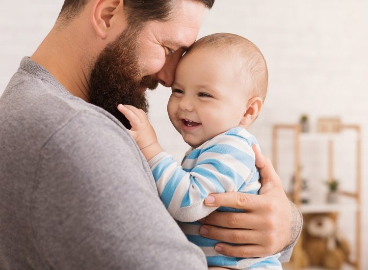 Vader houdt baby vast
