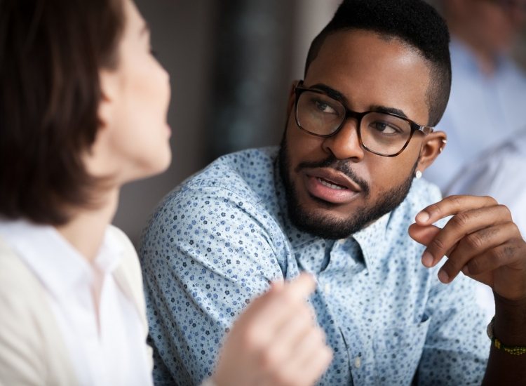 Twee professionals in gesprek over SKJ-registratie voor jeugdzorg