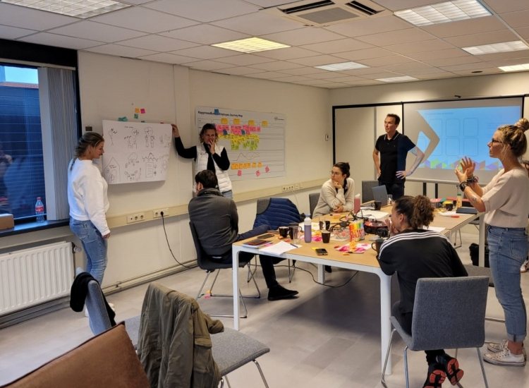 Medewerkers zijn bezig met een mappingsessie