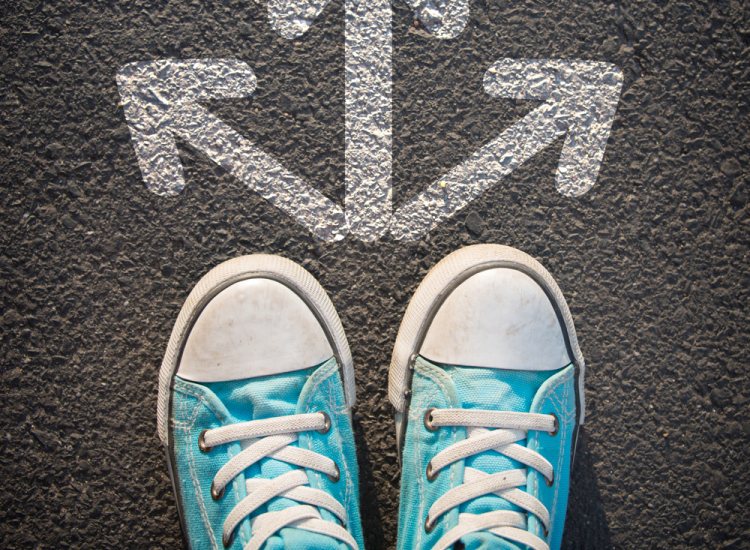 Sneakers voor pijlen die staan voor keuzes maken