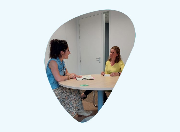 Ruth Leenstra en Evelien Smeenge van Jeugdbescherming Noord & Veilig Thuis Groningen