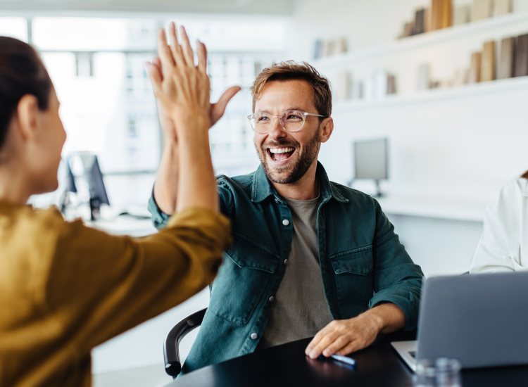 man energiek aan het werk