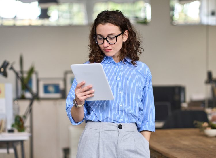 Functieboek jeugdzorg vrouw leest