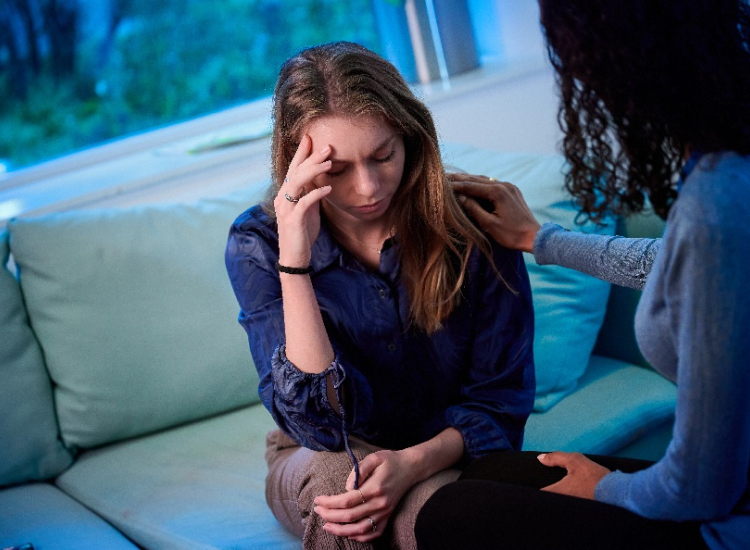 Vrouw praat met collega over hoge werkdruk