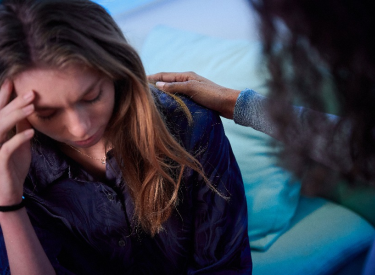 Vrouw wordt getroost door collega