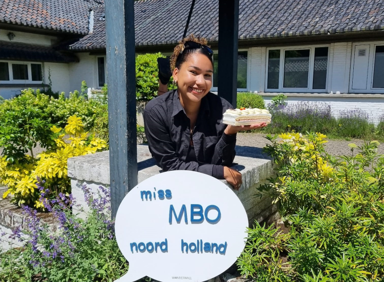 Jacinthe Amoksi poseert met bord Miss mbo Noord-Holland