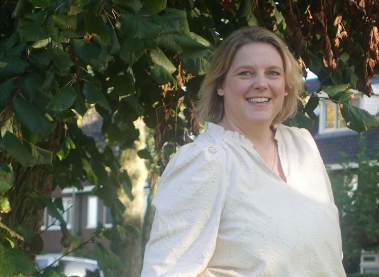 Mary-Ann van Gisbergen, branchespecialist jeugdzorg, kijkt lachend in camera