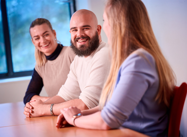 Consult mbo'ers in jeugdhulp: drie mensen aan een tafel