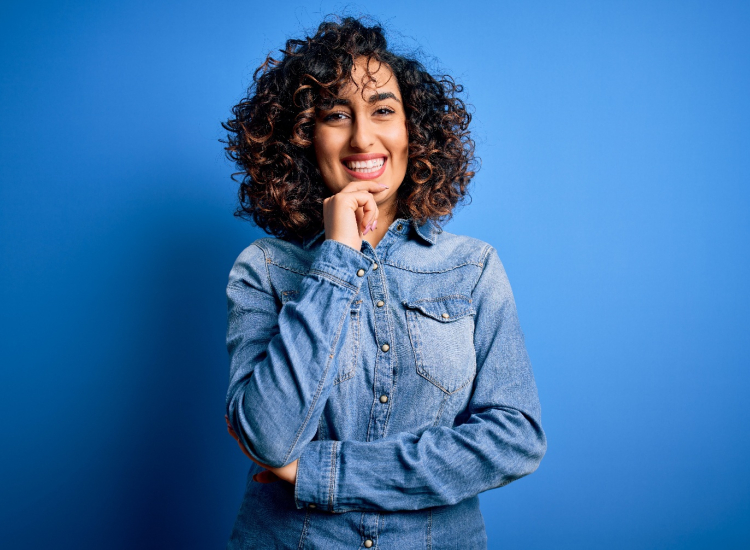Portretfoto vrouw met kleuren voor blauwe muur