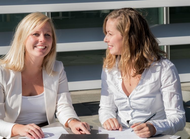 Twee jonge vrouwen zijn buiten aan het werk