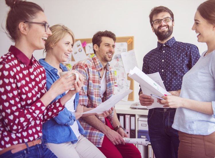 Groepje medewerkers drinkt koffie