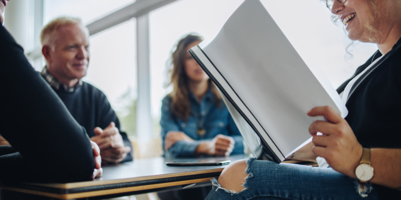 Medewerkers lezen documenten door