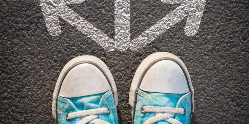 Sneakers voor pijlen die staan voor keuzes maken